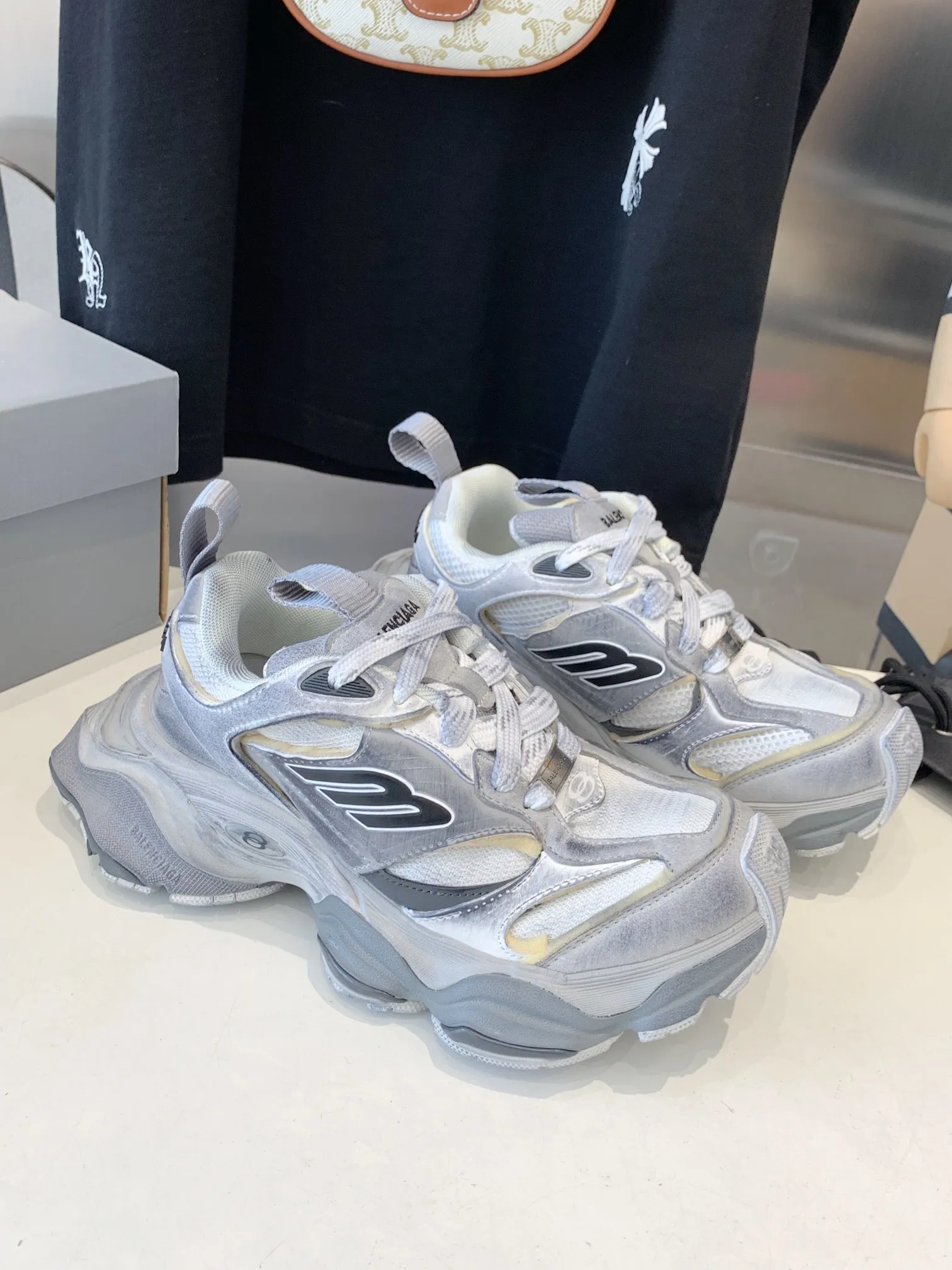 👟👟Ex-factory price 820👟👟 Paris 5XL correct version Balenciaga CARGO 23ss catwalk style 🔺 ℹ️The distressing process is done by hand. The degree of distress, scratch size and range of each shoe has a certain difference, which is normal. The upper is filled with high-density imported sponge, and the tongue is embroidered with Balenciaga words, as well as small engraving details. This plaque is developed by a separate mold, and there is 3M reflective material on the side. The three-dimensional logo and size mark on the heel, accessories dust bag and included shoelaces are upgraded and thickened shoe boxes. They are all made of original files and original lasts. CNC developed 1:1 proportion weight. Original EVA environmentally friendly deodorizing ring type insole. Newly developed 7-layer private mold. Combined anti-slip outsole. Information ℹ️ A large version design that has become more popular in recent years. This cargo is fatter than 3xl. It has a very good wrapping feel and is also very retro and fashionable. The sole is definitely very wear-resistant. Size: 35 -46